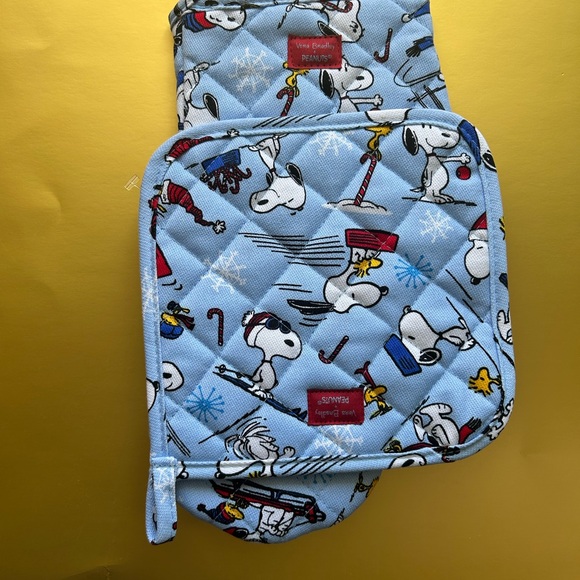 NWOT! PEANUTS SNOOPY CHRISTMAS OVEN MITT AND POTHOLDER SET. - Picture 5 of 7